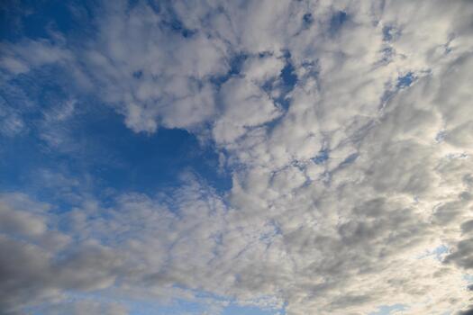 un hermosa y calmante nublado cielo lleno con sorprendentes azul parches creando un fascinante ver foto