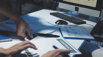 un' persona è utilizzando un' computer e un' Telefono video