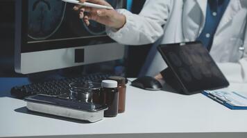 en läkare är använder sig av en dator till se på en hjärna skanna video
