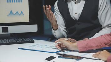 två människor är arbetssätt på en dator med en Diagram på de skärm video