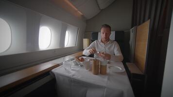 erfarenhet en lyxig och elegant inflight dining erfarenhet medan flygande i företag klass video