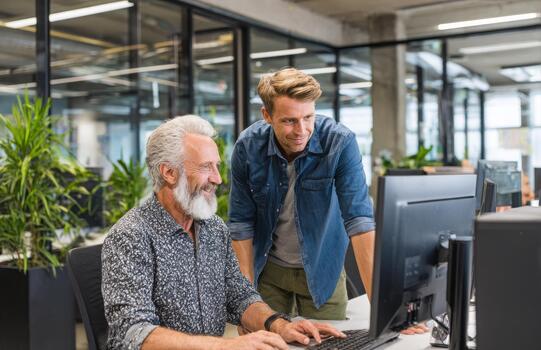mayor desarrollador mentoring mas joven colega a computadora foto