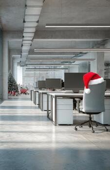 moderno abierto plan oficina con Papa Noel sombrero en vacío silla foto