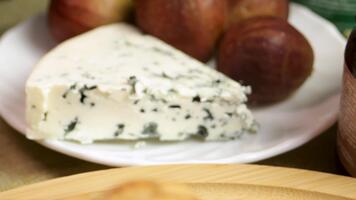 Câmera movimentos a partir de queijo e FIG placa, mostrando café da manhã configuração e café da manhã humor. dourado croissants aparecer dentro quadro. conceito do café da manhã Como visual ritual com francês pastelaria. video