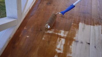 liscio di legno ponte macchia trasformazione con dipingere rullo nel progresso video