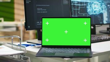 croma llave cuaderno en ai industria puesta en marcha espacio de trabajo apalancamiento máquina aprendizaje tecnología. vacío puesta en marcha oficina con aislado pantalla ordenador portátil y artificial inteligencia programa corriendo en monitores video