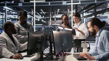 dati centro lavoro di gruppo colleghi l'esecuzione Manutenzione su server cremagliere Usato per artificiale intelligenza in lavorazione. ingegneria squadra gestione server centro impianti di perforazione Usato per macchina apprendimento, telecamera un' video