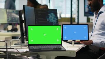 Software sviluppatore utilizzando ai su isolato schermo il computer portatile e tavoletta per ottimizzare prestazione e previsione questioni. esso esperto nel ufficio formazione macchina apprendimento Modelli utilizzando croma chiave taccuino, telecamera un' video
