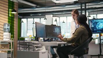 sorridente avviare manager insegnamento junior dev Come per uso macchina apprendimento tecnico. contento africano americano squadra capo mostrando stagista nel ufficio Come per uso ai predittivo Modelli, telecamera un' video