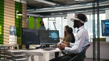 beheerder gebruik makend van virtueel realiteit techniek, automatiseren herhalende taken met ai scripts. werknemer vervelend vr koptelefoon gebruik makend van kunstmatig intelligentie- naar snelheid omhoog voorzien zijn van implementatie, camera een video