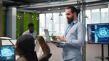 squadra di programmatori nel ufficio sviluppando Software applicazioni, integrando ai guidato automazione nel operazioni. sviluppatori a opera debug applicazioni per risolvere questioni, telecamera un' video