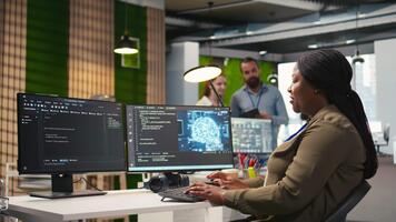 femmina tecnico utilizzando computer per Scrivi codice, sviluppando macchina apprendimento api. africano americano donna risoluzione dei problemi Software errori e difetti utilizzando artificiale intelligenza, telecamera un' video