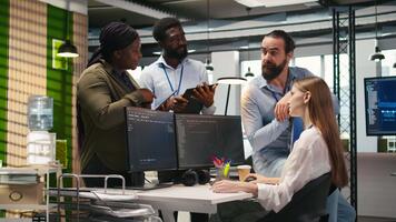 avviare nuovo arrivato fabbricazione amici nel ufficio, apprendimento Come per uso macchina apprendimento tecnico. ottimista giovane ragazza nel posto di lavoro chat con collaboratori mentre utilizzando ai predittivo Modelli, telecamera un' video