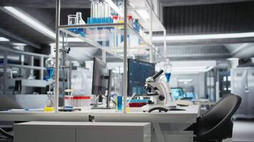 klinisk mikroskop Begagnade för prov undersökning i tömma sjukhus diagnostisk labb Nästa till dator. optisk enhet redskap på medicinsk laboratorium arbetsbänk och dna programvara på pc övervaka, panorering skott video