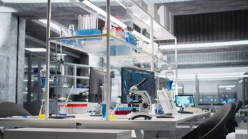 científico engranaje en investigación instalaciones usado para complejo experimentos, enfocar en en microscopio. vacío alto tecnología laboratorio puesto de trabajo con genético investigación laboratorio equipo y óptico dispositivo video