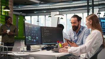 mentore insegnamento giovane dipendente per risolvere i problemi Software errori utilizzando ai. manager fare induzione per nuovo arrivato junior dev utilizzando computer per Scrivi codice, sviluppando macchina apprendimento api, telecamera un' video