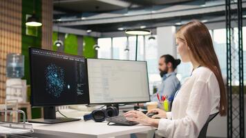 kvinna tekniker använder sig av ai llm chatbot till automatisera uppgifter i kontor. den specialist användningar artificiell intelligens stor språk modell assistent, optimerande företag system prestanda, kamera en video