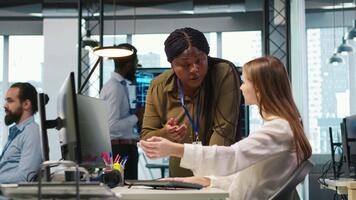 gerente supervisando joven aprendiz en oficina utilizando ai tecnología, supervisión actuación tableros de instrumentos. equipo líder supervisando trabajo hecho por júnior dev Afinación neural redes utilizando herramientas en ordenador personal, cámara un video