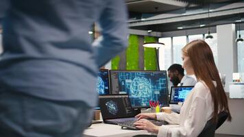 júnior desenvolvedor dentro escritório integrando ai máquina Aprendendo sistemas para linha de fluxo fluxos de trabalho. jovem empregado usa neural redes artificial inteligência, tecnologia sobrecarga conceito, Câmera uma video