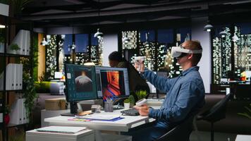 professionell manlig utvecklare rörelse vr glasögon till skapa rymdskepp station som spel lobby, gaming utveckling för de industri. ai alstrande modern rumslig projekt på dubbel övervakar. kamera a. video