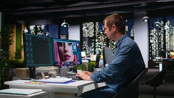 medios de comunicación editor utilizando ai programa torneado texto rápido dentro fotos, retocar técnica. gráfico diseñador texto a imagen artificial inteligencia generador transformando palabras dentro fotos. cámara una. video