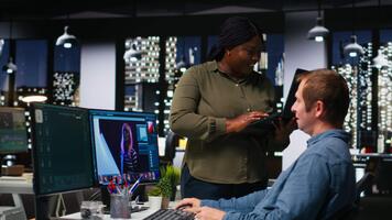 media la modifica squadra ritocco fotografie per nuovo ragnatela contenuto, creativo interfaccia per professionale design industria. utilizzando artificiale intelligenza per modificare materiali, testo per Immagine. telecamera b. video