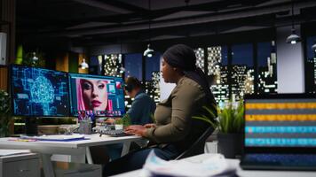 africano americano foto editore usi ai neurale reti per ritocco contenuto, macchina apprendimento e la modifica per nuovo soddisfare in linea. professionale grafico progettista utilizzando digitale Software. telecamera un. video