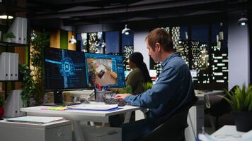 diverso progettisti ingegneri utilizzando ai neurale reti per creare interno design di un' nuovo appartamento costruzione, architettonico Software per un' pavimento Piano a postazione di lavoro. doppio monitor. telecamera un. video