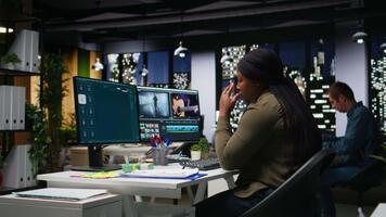 femmina editore assunzione un' antidolorifico per calma sua acuto male alla testa, trattare con bruciato e stanchezza dovuto per sovraccarico a notte. sotto pressione e stressato per finire la modifica progetto nel volta. telecamera un. video