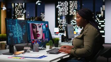 africano americano foto editore usi ai neurale reti per ritocco contenuto, macchina apprendimento e la modifica per nuovo soddisfare in linea. professionale grafico progettista utilizzando digitale Software. telecamera b. video