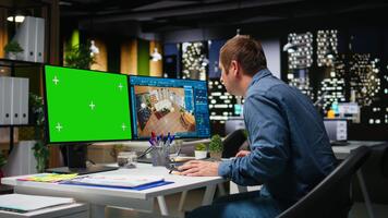 verde schermo e mascalzone Software Usato di esso ingegnere architetto per creare moderno pavimento Piano, 3d modellismo programma e modello su doppio monitor. architettonico design virtuale risorse. telecamera un. video