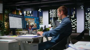 professionell arbetstagare i kreativ kontor användningar cad programvara och ritningar planen, design hus interiör med användare gränssnitt för virtuell Hem anpassning. detaljerad arkitektonisk layout. kamera a. video