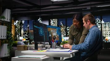 diverso squadra di ingegneri utilizzando artificiale intelligenza per design un' pavimento Piano, Lavorando insieme con neurale reti e computer assistita appartamento disposizione su architettonico Software. telecamera un. video