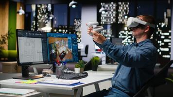 interior diseñador utilizando virtual realidad auriculares a crear un piso plan, trabajando en Departamento diseño con arquitectónico software y planos vr lentes y canalla modelado programa. cámara b. video