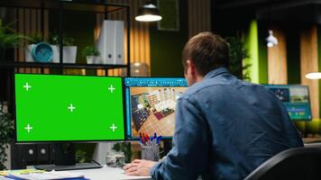 verde schermo e mascalzone Software Usato di esso ingegnere architetto per creare moderno pavimento Piano, 3d modellismo programma e modello su doppio monitor. architettonico design virtuale risorse. telecamera b. video