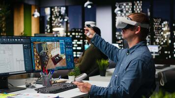 maschio ingegnere utilizzando vr cuffia e ai su interno design Software a postazione di lavoro, in movimento risorse per appartamento disposizione con artificiale intelligenza suggerimenti nel 3d rendere programma. telecamera b. video