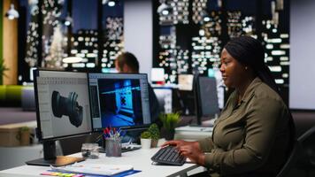 squadra lavori con ai gioco centro e turbina per sviluppare futuristico navicella spaziale stazione. neurale reti Software usi automazione e macchina apprendimento per creare gioco ambienti e Strumenti. telecamera b. video