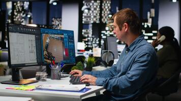 expert- designer dekorera lägenhet golv planen använder sig av ritningar på pc, använder sig av arkitektonisk programvara till configure element. fokuserade man användningar gränssnitt till Gör det möjligt tolkning och 3d modellering. kamera b. video