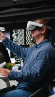 vertical masculino ingeniero utilizando vr auriculares y ai en interior diseño software a puesto de trabajo, Moviente bienes para Departamento diseño con artificial inteligencia sugerencias en 3d hacer programa. cámara una. video