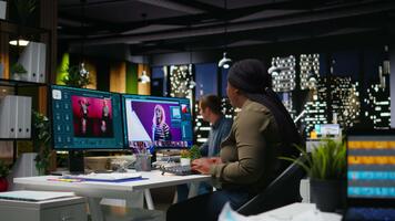 afrikansk amerikan Foto designer arbetssätt på kreativ retuschering, skapande material med artificiell intelligens. alstrande innehåll för portfölj, använder sig av ai chatbot gränssnitt och redigering. kamera a. video