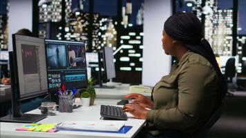 man och kvinna film skapare redigering skjuta i posta produktion, använder sig av modern tech uppstart och redigering programvara för en kreativ projekt. modern arbetsyta med dubbel övervakar. kamera b. video