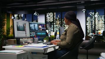 man och kvinna film skapare redigering skjuta i posta produktion, använder sig av modern tech uppstart och redigering programvara för en kreativ projekt. modern arbetsyta med dubbel övervakar. kamera a. video