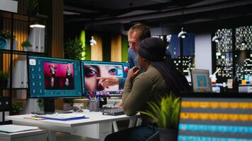 dos foto editores utilizando ai herramientas y programa para retocar y generando contenido, profesional imágenes para creativo industria. diverso fotógrafos edición materiales, texto a imagen. cámara una. video