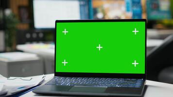 verde tela e cafajeste exibição em dual monitores às a arquitetura posto de trabalho com 3d render visualização. digital meio Ambiente misturas criatividade, tecnologia e profissional elaboração ferramentas. video