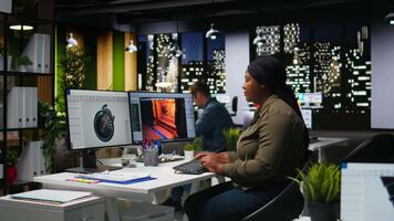 femmina sviluppatore crea Marte virtuale stazione gioco utilizzando ai Strumenti. futuristico programma in lavorazione navicella spaziale e turbina con in profondità apprendimento e automazione per gioco sviluppo. telecamera un. video