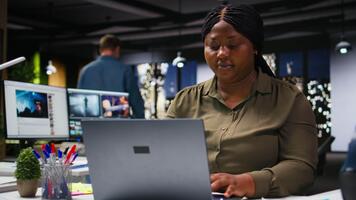 donna attività commerciale assistente a ufficio condivisione intuizioni e dati rapporti, messa a fuoco su budgeting e proiezioni per efficiente risorsa assegnazione. riuscito azienda amministrazione. telecamera un. video