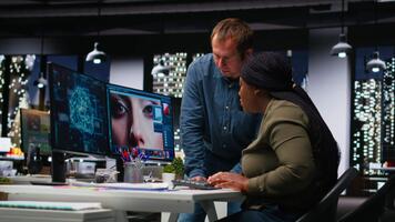 multietnico editori squadra utilizzando ai macchina apprendimento per la modifica contenuto, neurale reti chatbot aiuta la modifica nuovo fotografie materiali. professionale progettisti utilizzando digitale Software. telecamera b. video