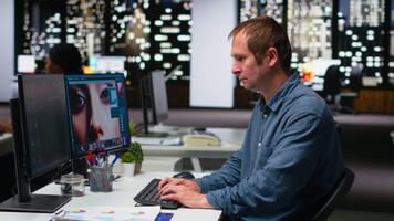 especializado foto editor trabalhando em criativo edição e gerando contente, criando materiais para a portfólio com artificial inteligência. profissional desenhador emprega ai chatbot. Câmera b. video