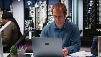 o negócio Gerente dentro moderno local de trabalho partilha intuições e relatórios, concentrando em dados visualização para eficiente recurso alocação. bem sucedido companhia administração e gerenciamento. Câmera b. video