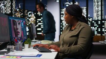 mujer editor trabajos en profesional contenido para fotografía edición en moderno espacio de trabajo con doble monitores retocar software y virtual asistente para un creativo carrera profesional. cámara b. video